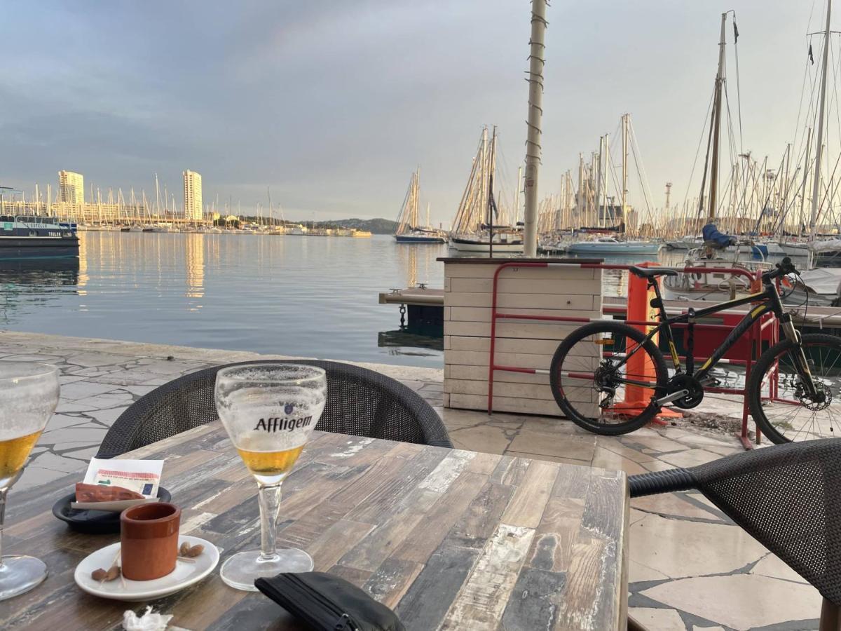 Appartement Mignon Calme Douillet Ascenseur Clim Etage Eleve Proche Parking Et Toutes Commodites Au Coeur Du Toulon Historique Buitenkant foto