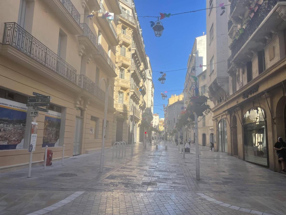 Appartement Mignon Calme Douillet Ascenseur Clim Etage Eleve Proche Parking Et Toutes Commodites Au Coeur Du Toulon Historique Buitenkant foto